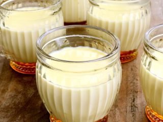 18、焦糖布丁,布丁要用水浴法，类似温泉蛋一样，利用水的热力，慢慢令蛋液凝固，切不可大火蒸，会产生大量气体，布丁就会布满气孔哦。