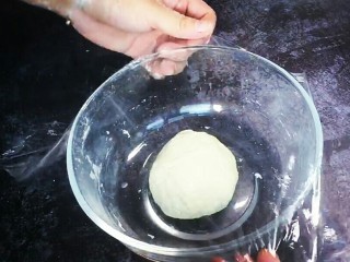 4、香菇馒头包,盖上保鲜膜室温发酵一倍大,天气热约45分钟发酵好!