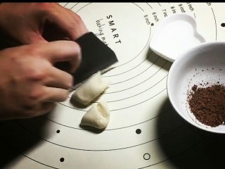 7、香菇馒头包,分成同等剂子!准备好可可粉和清水!