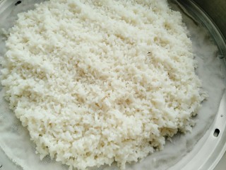 2、雪菜香菇团子,蒸屉放一块纱布把糯米铺平上蒸锅蒸三十五分钟