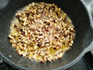 9、雪菜香菇团子,倒入香菇水煮两分钟