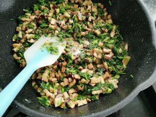 12、雪菜香菇团子,放入盐，胡椒粉，生抽