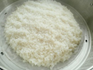 14、雪菜香菇团子,糯米蒸二十分钟后撒点冷开水或者温水