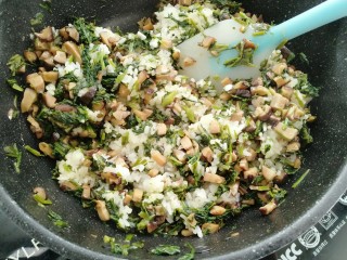 16、雪菜香菇团子,搅拌均匀