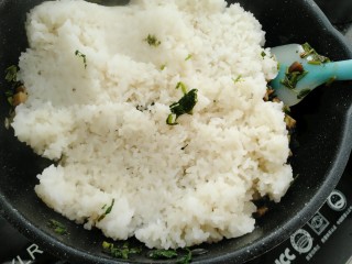 17、雪菜香菇团子,再把剩下的糯米饭都放进去