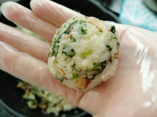 19、雪菜香菇团子,戴上一次性手套取小部分按成团子