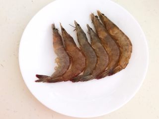 3、宝宝爱吃的海鲜砂锅粥,7只海青虾处理好了