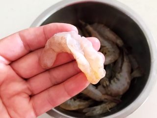 5、宝宝爱吃的海鲜砂锅粥,给虾仁开背取出虾线