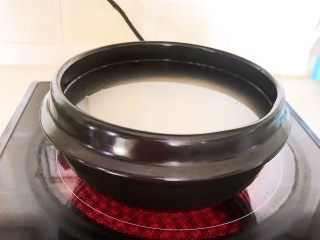 14、宝宝爱吃的海鲜砂锅粥,把砂锅放在炉具上面，在砂锅里加入几滴玉米油，大火烧开后小火慢煲30分钟