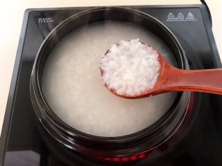 15、宝宝爱吃的海鲜砂锅粥,白米粥做好了