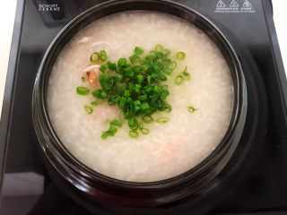 20、宝宝爱吃的海鲜砂锅粥,撒入葱花