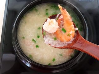 23、宝宝爱吃的海鲜砂锅粥,宝宝爱吃的砂锅海鲜粥味道美极了~