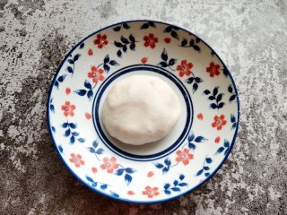 2、红豆沙汤圆,揉成光滑面团