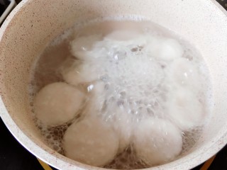 4、红豆沙汤圆,开水入锅煮至浮起