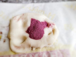 7、红豆沙汤圆,取一部分加入紫薯粉再揉匀