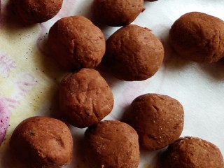 8、红豆沙汤圆,红豆沙馅分割好，团圆