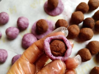 11、红豆沙汤圆,包馅如图，收口自然