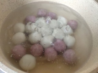 13、红豆沙汤圆,开水入锅煮至浮起即可