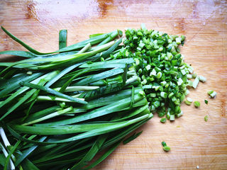 1、韭菜鸡蛋盒子,韭菜摘洗干净，控去多余水分，切成小丁，