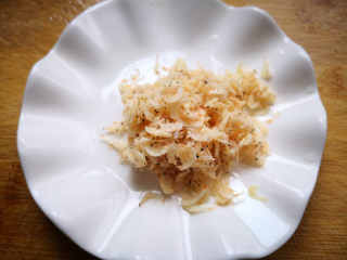 4、韭菜鸡蛋盒子,虾皮用水捞洗一下，