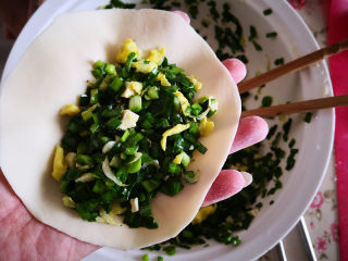 6、韭菜鸡蛋盒子,用擀面杖将面剂子擀圆，包上拌好的馅，稍按扁，	