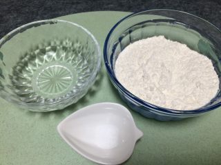 1、早餐美味鸡蛋灌饼,准备好面团配料：面粉、80度热水、盐