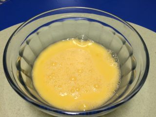 6、早餐美味鸡蛋灌饼,2个鸡蛋打散搅拌均匀