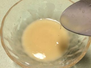 7、早餐美味鸡蛋灌饼,做油酥，8g油加入5g面粉搅拌成糊状