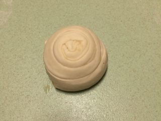 12、早餐美味鸡蛋灌饼,开口的那一面向上竖起来压扁