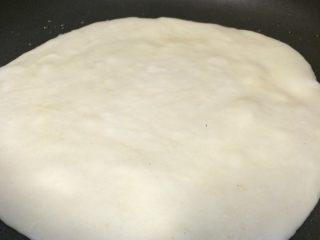 14、早餐美味鸡蛋灌饼,起锅热少许油，放入擀好的面饼，一定记得开口的一面向下，小火慢煎