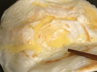 17、早餐美味鸡蛋灌饼,倒入鸡蛋液，不要动，继续慢煎