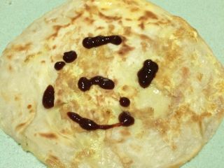 20、早餐美味鸡蛋灌饼,鸡蛋饼倒入少许蒜蓉辣酱，根据自己口味，也可以用甜面酱