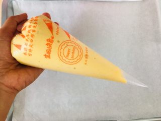 9、蛋黄小饼干,装入裱花袋。
