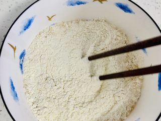 4、一次发酵——虾仁牛肉肠披萨,翻拌即均匀