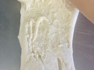 8、一次发酵——虾仁牛肉肠披萨,用搓衣服的手法揉搓面团。