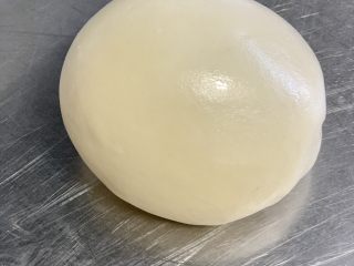 9、一次发酵——虾仁牛肉肠披萨,不要偷懒哟????揉成这样光滑细腻的面团。