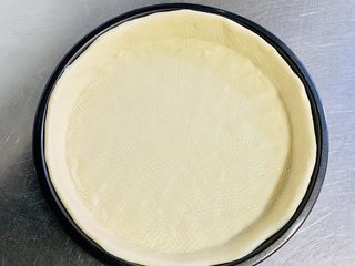 12、一次发酵——虾仁牛肉肠披萨,擀好的饼皮直接摆放在模具上