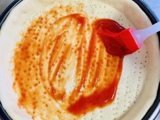 20、一次发酵——虾仁牛肉肠披萨,用刷子涂抹均匀。