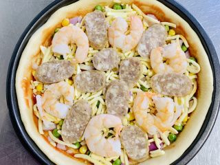 24、一次发酵——虾仁牛肉肠披萨,均匀摆入虾仁、牛肉肠再放上一层马苏里拉奶酪。