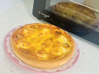 26、一次发酵——虾仁牛肉肠披萨,饼皮边缘酥脆底部暄软