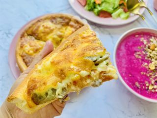 27、一次发酵——虾仁牛肉肠披萨,作为快手早餐非常方便。