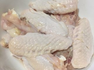 2、芝香可乐鸡翅,鸡翅静待五分钟，会渗出血水，沥干水分