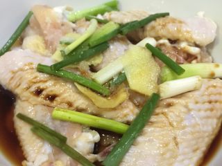 4、芝香可乐鸡翅,淋上料酒，味极鲜酱油，生抽用手抓匀腌制20分钟