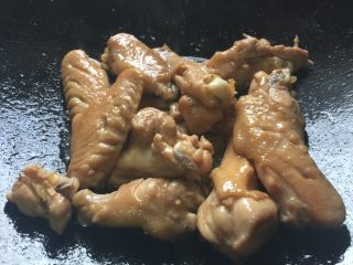 9、芝香可乐鸡翅,全部鸡翅煎至表面金黄