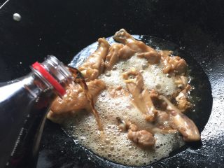 11、芝香可乐鸡翅,倒上可乐，份量以跟鸡翅持平就好。加上2勺白糖，1勺味极鲜，然后翻炒下，盖上锅盖焖煮