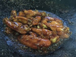 12、芝香可乐鸡翅,鸡翅焖煮至收汁就可以