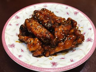 13、芝香可乐鸡翅,鸡翅装盘撒上芝麻即可