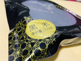 1、红枣黑米粥,黑米买一袋；