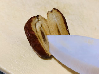 4、红枣黑米粥,红枣3个，洗净，切两半，把红枣核挖出来，红枣核比较燥；