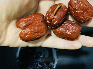 6、红枣黑米粥,把红枣放入电饭煲；